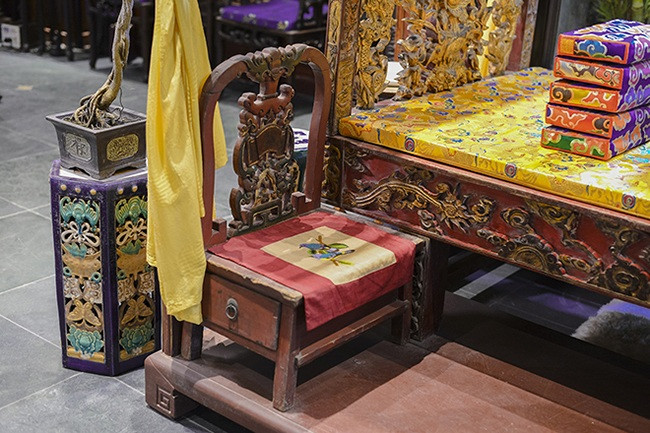 Bên cạnh long sàng là một chiếc ghế dùng cho những cung tần, mỹ nữ ở bên hầu vua.