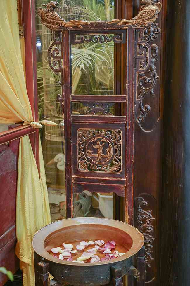 Chiếc chậu cổ bằng đồng cũng có tuổi đời hàng trăm năm.