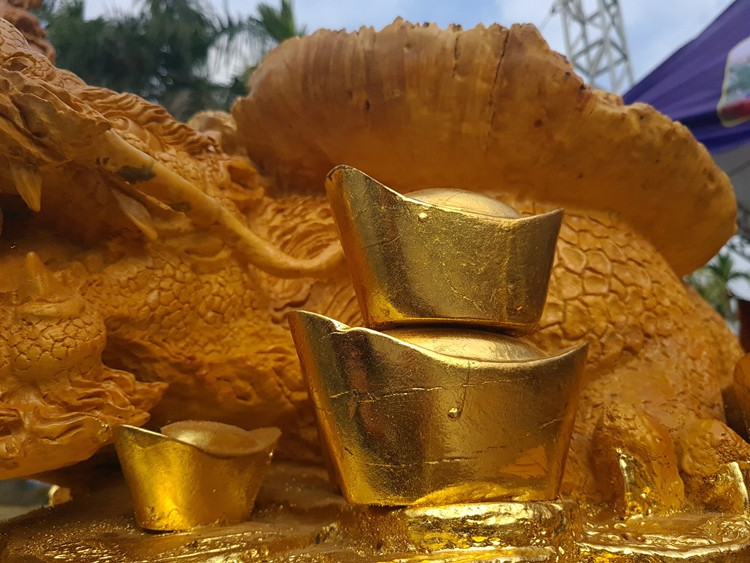 “Ngoài những điều may mắn, việc trang trí hình tiền vàng lên bàn ghế như vậy với hy vọng gia chủ luôn luôn rủng rỉnh tiền bạc”, người bán chia sẻ.