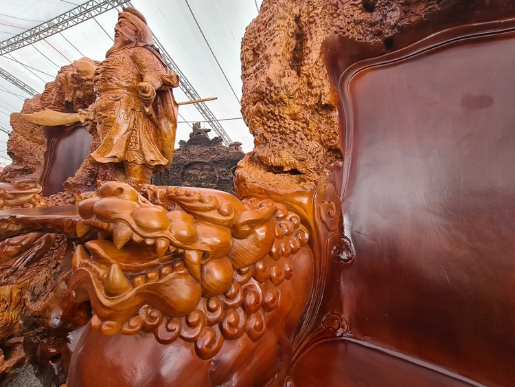 Những tiểu cảnh trên ghế đều được trạm trổ đường nét độc đáo, tinh xảo, kỳ công. Để có thể cho ra đời bộ bàn ghế “Cửu Lân quần tụ” này có 5 nghệ nhân tham gia làm kỳ công gần 1 năm. Sau khi bộ bàn ghế được hoàn thành được vận chuyển từ Nghệ An ra Hà Nội để bày bán tại Festival sinh vật cảnh dịp Tết Nguyên đán Tân Sửu 2021.