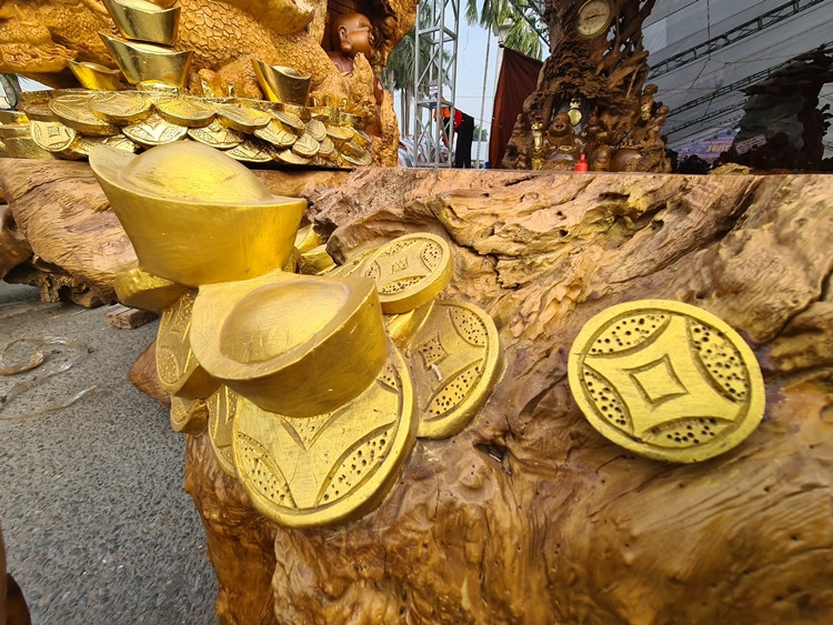 Mô hình đồng tiền vàng, thỏi vàng được dát từ vàng 24k Đài Loan trang trí xung quanh bộ bàn ghế.