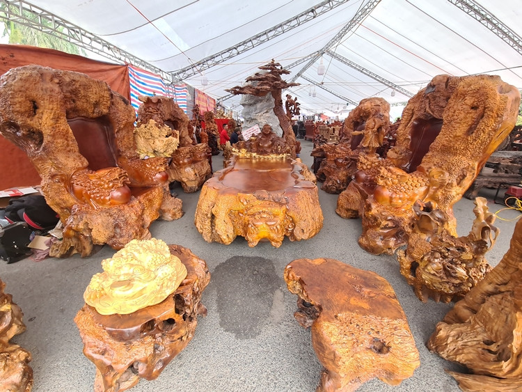 Bộ bàn ghế "Cửu Lân quần tụ" được làm từ gỗ Nu kháo bày bán tại Festival sinh vật cảnh TP.Hà Nội bao gồm 9 món.