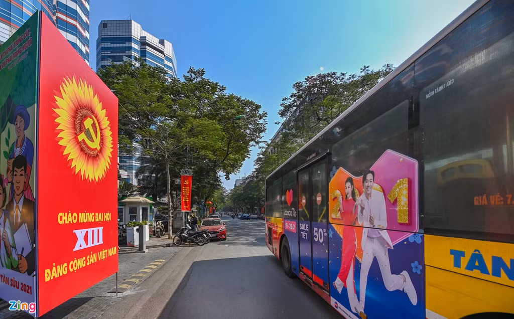 Bên cạnh nội dung chào mừng Đại hội XIII của Đảng, nhiều tấm pano chào mừng Xuân Tân Sửu 2021 cũng đã được dựng lên.