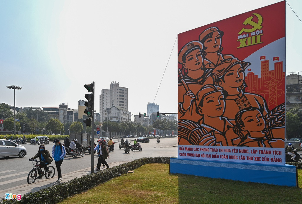 Cụm pano kích thước lớn được dựng lên tại ngã 4 Nguyễn Văn Huyên - Nguyễn Khánh Toàn (quận Cầu Giấy).