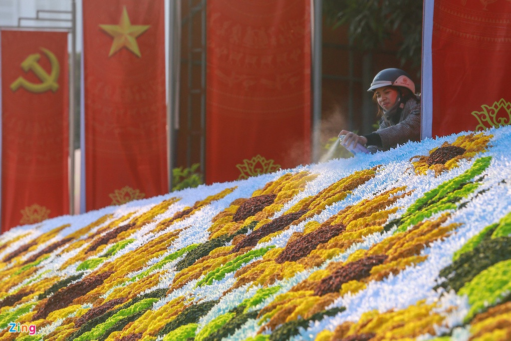 Những bồn hoa được chăm sóc cắt tỉa tỉ mỉ trước cửa trung tâm, hướng đại lộ Thăng Long.