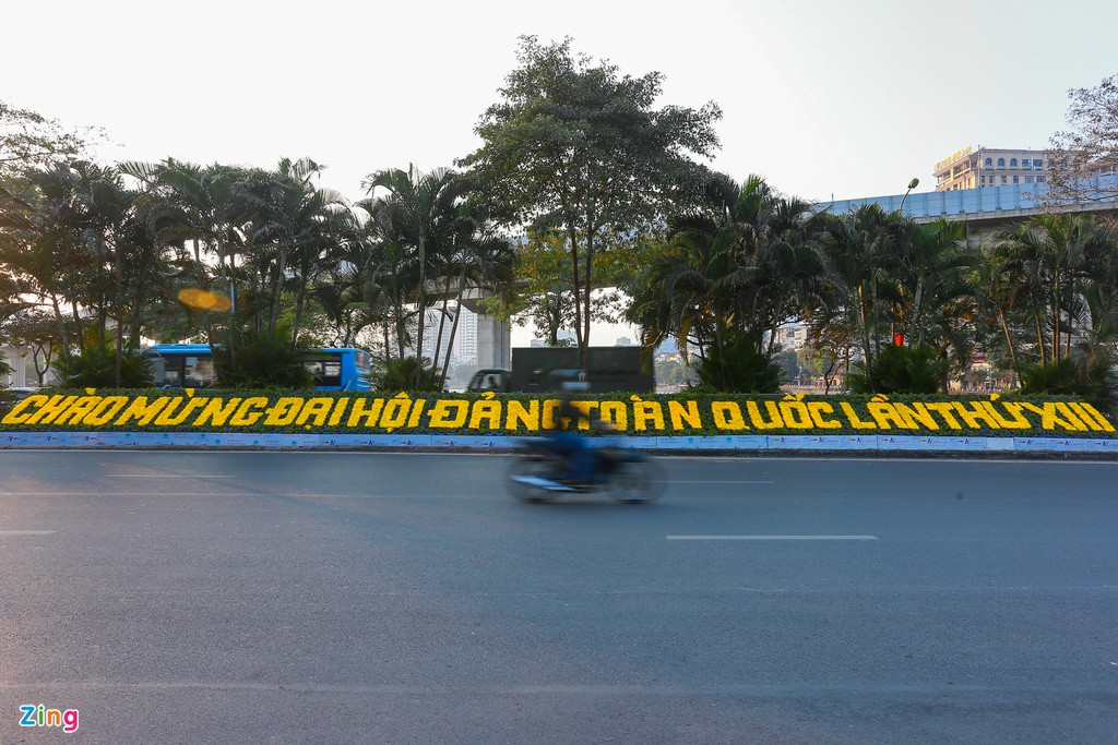 Những bồn hoa bên hồ Đống Đa, trước cửa trụ sở UBND quận Đống Đa, nơi có tuyến đường sắt đô thị Cát Linh - Hà Đông đi qua.