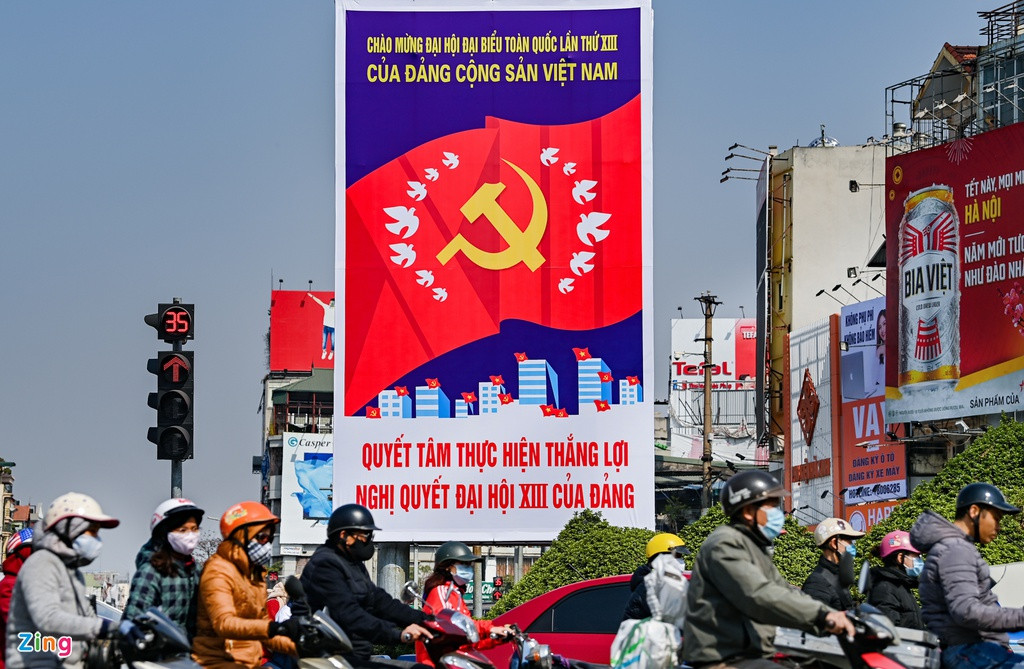 Tấm pano cỡ lớn mang dòng chữ "Chào mừng Đại hội đại biểu toàn quốc lần thứ XIII của Đảng Cộng sản Việt Nam" được treo trang trọng tại ngã 5 Ô Chợ Dừa, nơi có mật độ phương tiện qua lại đông đúc.