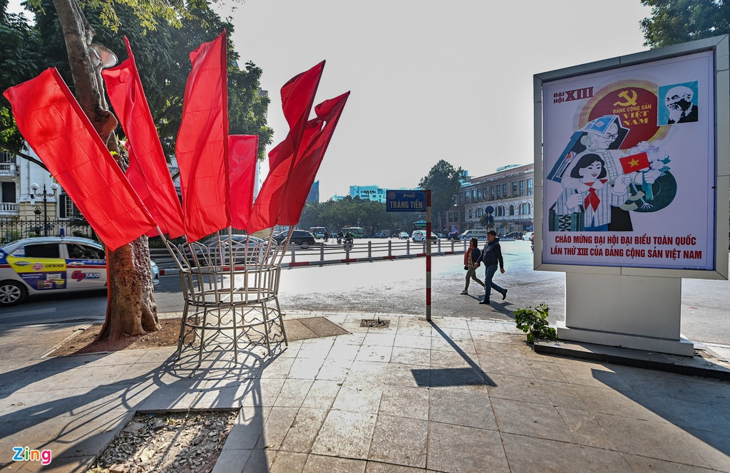 Hơn 3.000 cờ trên hệ thống giá treo được trang trí tại các trục đường, tuyến phố chính, khu vực trung tâm thành phố.