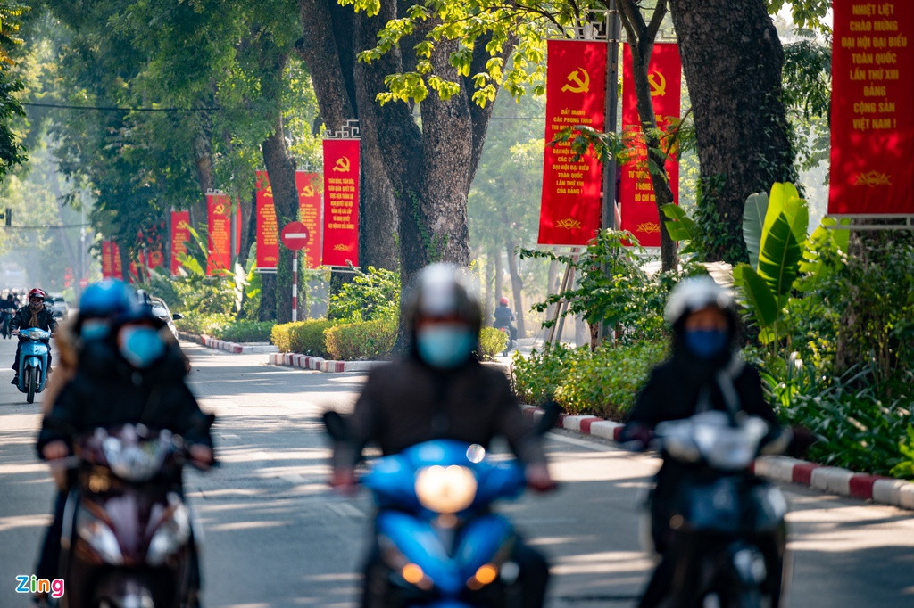 Bên cạnh những tấm pano, áp phích cỡ lớn, 400 chiếc băng rôn dọc đã được treo tại các tuyến phố xung quanh khu vực đường Hùng Vương, Độc Lập, Chu Văn An, Lê Hồng Phong, Hoàng Diệu.