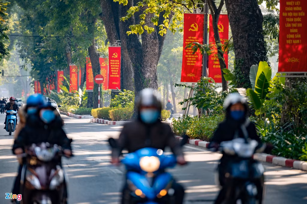 Bên cạnh những tấm pano, áp phích cỡ lớn, 400 chiếc băng rôn dọc đã được treo tại các tuyến phố xung quanh khu vực đường Hùng Vương, Độc Lập, Chu Văn An, Lê Hồng Phong, Hoàng Diệu.