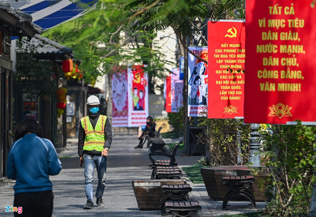 Phố sách 19 Tháng 12 ngập trong sắc đỏ của pano và cờ hoa rực rỡ.