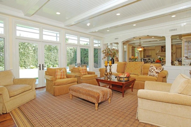 Phòng gia đình tràn ngập ánh sáng tự nhiên với những cánh cửa kiểu Pháp mở ra không gian sân vườn. Bộ sofa cỡ lớn mang lại cảm giác ấm cúng.