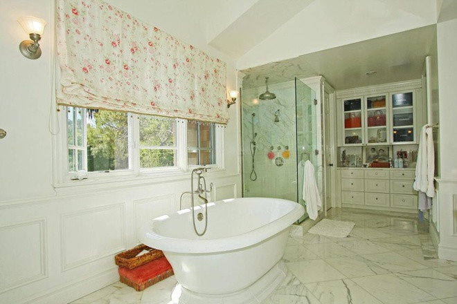 Phòng tắm chính được trang bị đầy đủ tiện nghi cao cấp, hiện đại.