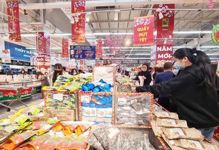 Tại siêu thị này, gian hàng bày bán các loại hạt khô như: Hướng dương, hạt bí và các loại mứt Tết cũng đã tràn ngập.