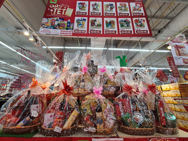 Thành phần các giỏ quà Tết vẫn chủ yếu là rượu, bánh kẹo, thuốc lá, trà, cà phê…