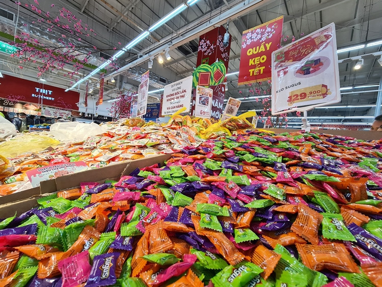 Giá của các loại kẹo cân ở đây giao động khoảng từ 69 - 154 nghìn đồng/kg, tùy từng loại, hương vị khác nhau.