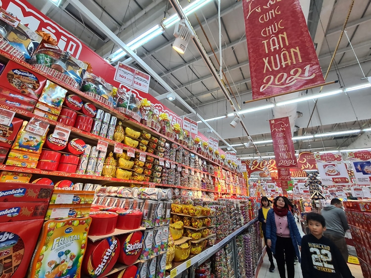 Bánh kẹo, mứt, đồ khô dịp Tết được siêu thị bày biện ngập tràn trên các kệ vô cùng bắt mắt.