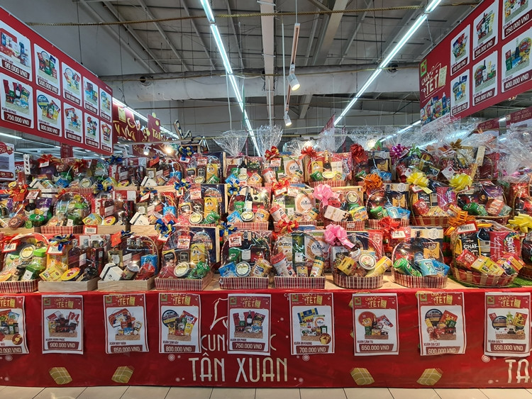 Giỏ quà Tết với nhiều mẫu mã phục vụ Tết Nguyên đán Tân Sửu 2021 cũng đã được bày bán. Nhiều giỏ quà Tết có mức giá từ vài trăm cho đến vài triệu đồng với các sản phẩm đa dạng từ rượu cho đến bánh kẹo.