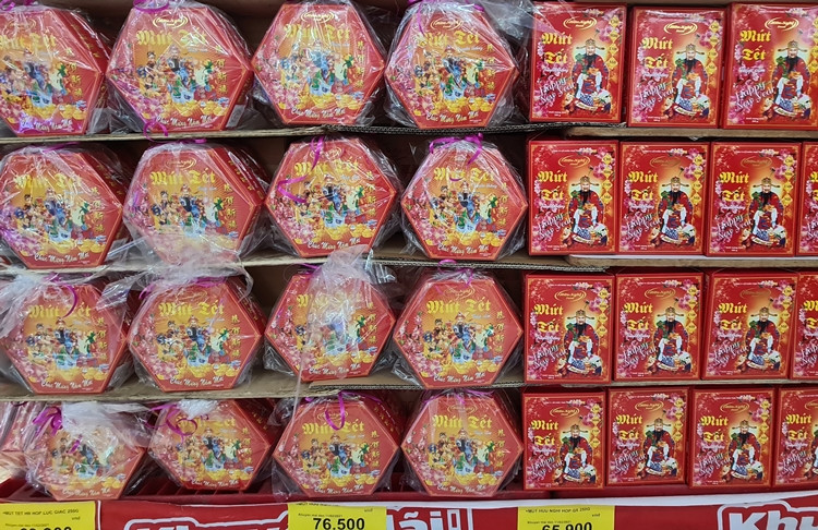 Những hộp mứt Tết truyền thống cũng có mặt sớm tại siêu thị với giá từ 65-76 nghìn đồng/hộp.
