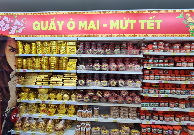 Quầy ô mai với đủ các loại, hương vị phục vụ khách hàng.