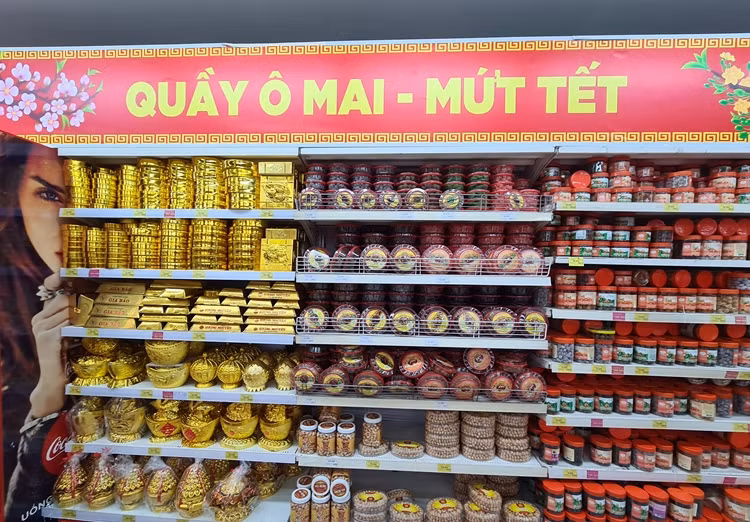 Quầy ô mai với đủ các loại, hương vị phục vụ khách hàng.