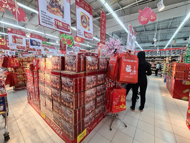 Những chiếc túi in chữ chúc mừng năm mới được bán kèm các hộp bánh tạo nên sự sang trọng cũng như lịch sự khi biếu tặng.