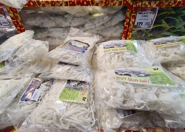 Nhiều loại mứt dừa được đóng gói bán theo kg với số lượng lớn.