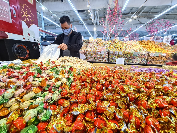 Kẹo cân là một trong những mặt hàng được mua sắm nhiều nhất dịp Tết, vì vậy, gian hàng bán kẹo được siêu thị bố trí ở một khu riêng rộng để khách hàng dễ quan sát và lựa chọn.