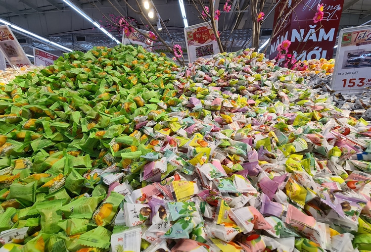 Trên vỏ của từng viên kẹo cân đều ghi rõ các thông tin về cơ sở sản xuất, ngày sản xuất hay hạn sử dụng,… để khách hàng dễ nhận biết. Hầu hết, các loại bánh kẹo cân này đều do doanh nghiệp trong nước sản xuất, phân phối.