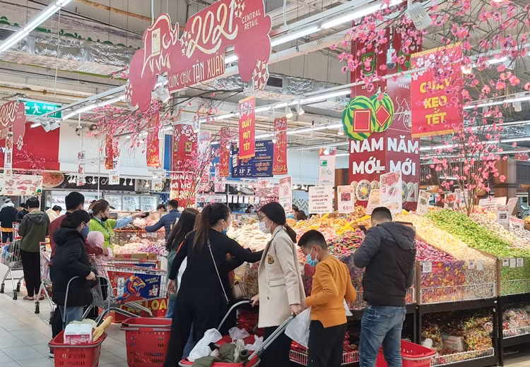 Dù gần một tháng nữa mới đến Tết Nguyên đán Tân Sửu 2021, thế nhưng ghi nhận của PV Kiến Thức cho thấy hiện tại bên trong một siêu thị lớn nằm trên đường Trần Duy Hưng (phường Trung Hòa, quận Cầu Giấy, TP. Hà Nội) đã bày bán tràn ngập các loại bánh kẹo bán theo cân với đủ mẫu mã bắt mắt, thu hút khách hàng.
