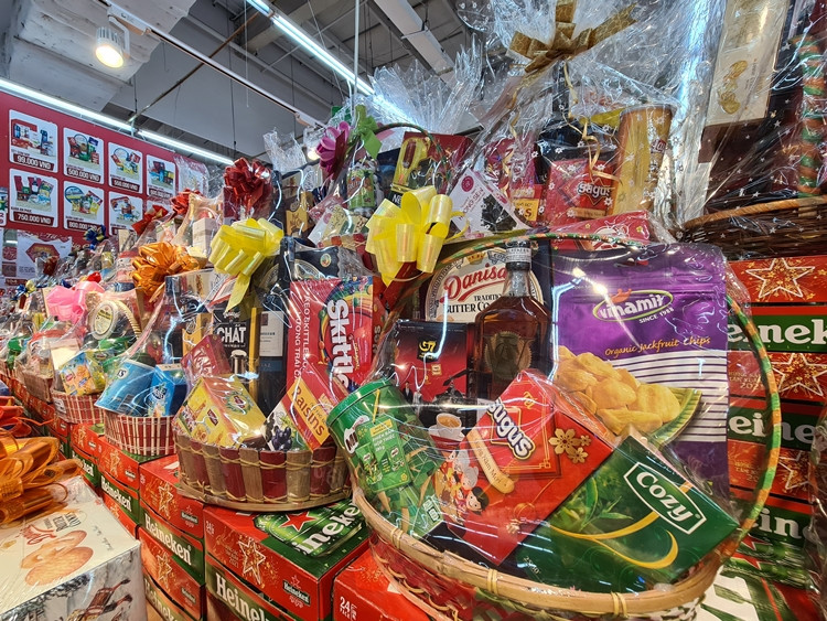 Các giỏ quà Tết được chất đầy các lối đi.