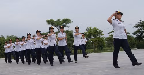 Nữ quân nhân Vùng Cảnh sát biển 1 tập điều lệnh đội ngũ.