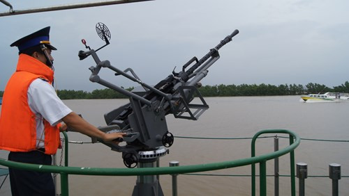 Trắc thủ súng 14,5 ly mạn phải và pháo 25 ly hai nòng của tàu CSB 2008, Hải đội 101 trong trạng thái sẵn sàng chiến đấu.