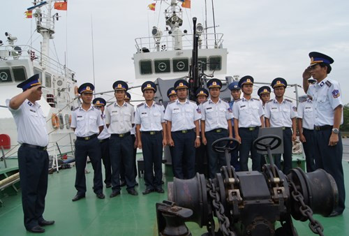 Thượng úy Lê Văn Quế (người đứng chào bên phải) - Thuyền trưởng tàu CSB 2008, Hải đội 101 báo cáo quân số với chỉ huy Hải đội trước giờ lên đường thực hiện nhiệm vụ.