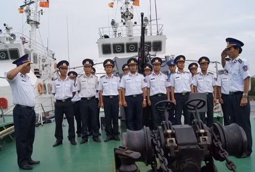Thượng úy Lê Văn Quế (người đứng chào bên phải) - Thuyền trưởng tàu CSB 2008, Hải đội 101 báo cáo quân số với chỉ huy Hải đội trước giờ lên đường thực hiện nhiệm vụ.