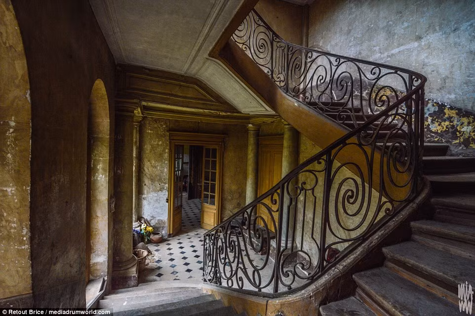 Căn biệt thự ngả màu cũ kỹ khi không có bàn tay con người chăm sóc.