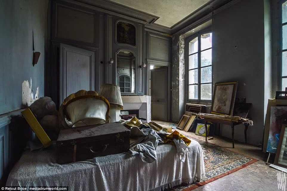 Retout từ chối tiết lộ vị trí chính xác của "biệt thự ma" vì lo sợ những thợ săn kho báu có thể đánh cắp những đồ đạc, hiện vật trong ngôi nhà.