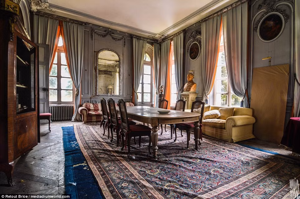 Biệt thự này được cho là thuộc về một người khá giàu có bởi nội thất bên trong khá giá trị.