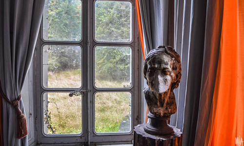 Bức tượng rùng rợn bên trong "biệt thự ma" khiến nhiều người phát hoảng khi nhìn thấy.