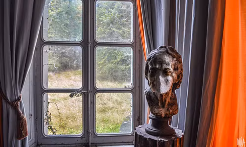 Bức tượng rùng rợn bên trong "biệt thự ma" khiến nhiều người phát hoảng khi nhìn thấy.