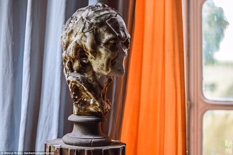 Một bức tượng ma quái trong căn biệt thự trống vắng.