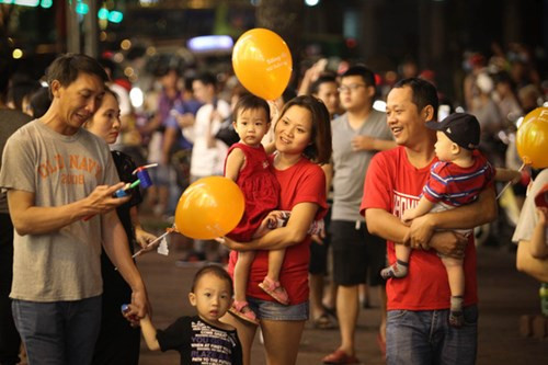Những hình ảnh ông già Noel, cây thông, bông tuyết, chú tuần lộc được trang trí lung linh thu hút hàng ngàn người tham quan chụp ảnh, đặc biệt là các bạn trẻ.