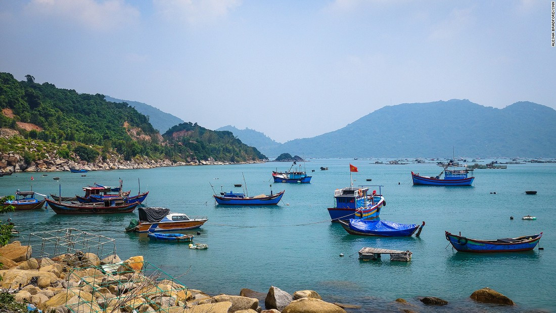 Hàng loạt tàu cá neo đậu ở vùng biển miền Nam Việt Nam. Khung cảnh thiên nhiên tuyệt đẹp ở Việt Nam đã hấp dẫn, cuốn hút du khách.