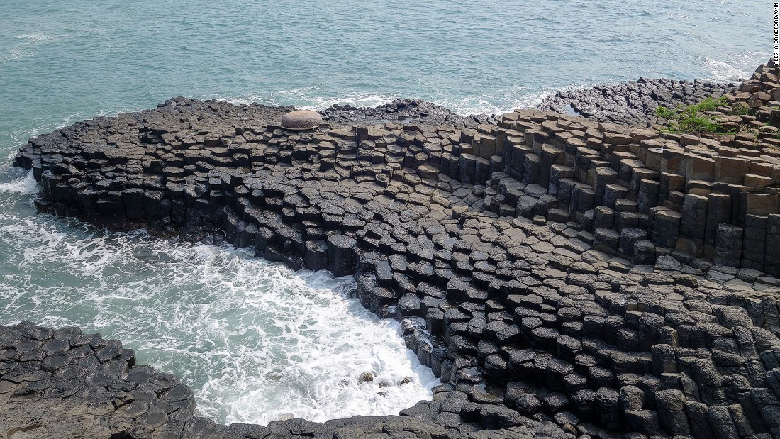 Vẻ đẹp hoang sơ của ghềnh Đá Đĩa ở Việt Nam.