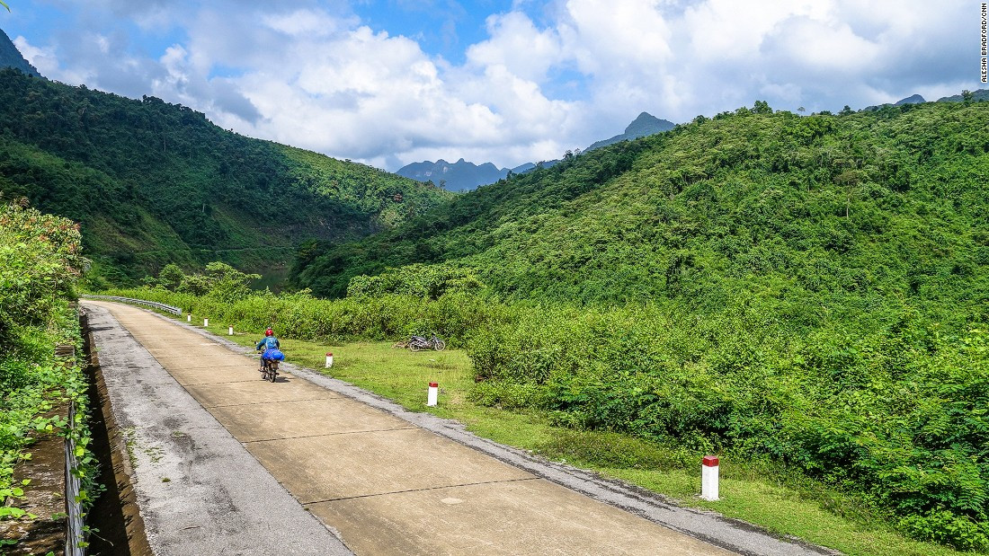 Phóng viên CNN đích thân trải nghiệm chuyến du lịch bằng xe máy để thăm thú các cảnh đẹp của Việt Nam được thiên nhiên ban tặng.