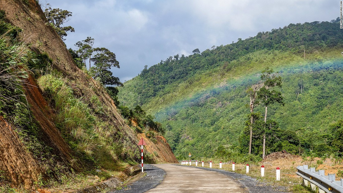 Hình ảnh cầu vồng tuyệt đẹp xuất hiện ở tuyến đường Hồ Chí Minh.