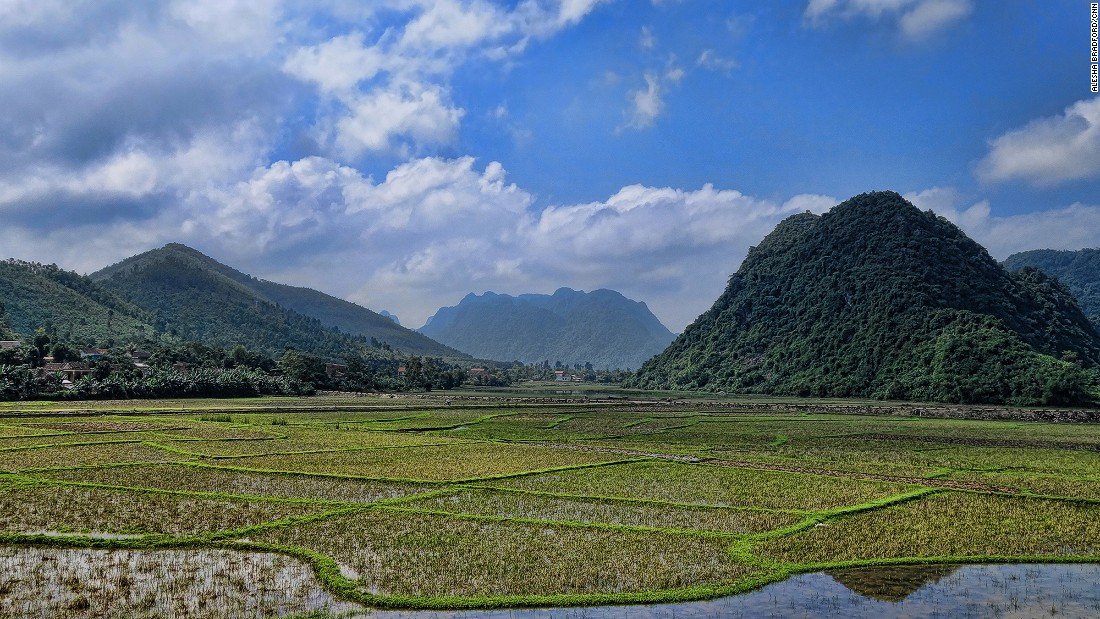 Phong Nha - Kẻ Bàng ở tỉnh Quảng Bình là nơi có 2 trong số những hang động lớn nhất thế giới. Nơi đây còn có những núi đá vôi và cánh đồng lúa tuyệt đẹp.