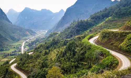 Con đường quanh co tới thị trấn Đồng Văn, huyện Đồng Văn, tỉnh Hà Giang lọt vào ống kính nhiếp ảnh gia CNN. Khung cảnh thiên nhiên ngoạn mục nơi đây hấp dẫn du khách trong và ngoài nước. Đây là một trong những cảnh đẹp Việt Nam được đăng tải trên hãng tin lớn của Mỹ.