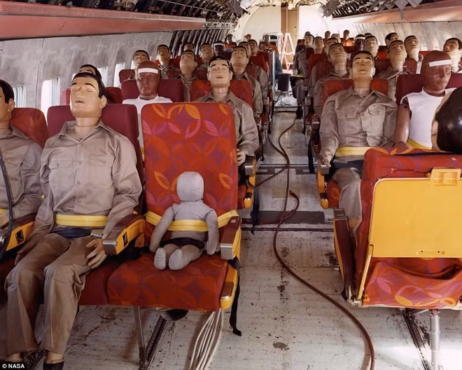 Hình ảnh chụp từ bên trong buồng lái của Boeing 720 được thử nghiệm. Dự án này tốn khoảng 7 triệu USD và được tiến hành trong 4 năm. Cú đánh rơi máy bay là một trong những bước cuối cùng của việc thử nghiệm tại hiện trường. Nó góp phần đáng kể vào các dữ liệu nghiên cứu cải tiến an toàn bay.