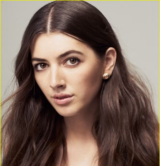 Theo Daily Entertainment News, Kyra LeMoyne Kennedy (21 tuổi) là một trong 4 người con của Robert Kennedy Jr. với người vợ thứ hai - bà Mary Kathleen Richardson, đồng thời là cháu họ của cố tổng thống Mỹ John F. Kennedy. Cô là một thành viên của gia đình Kennedy danh giá. Ảnh: Just Jared.